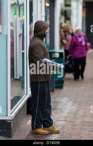 Teignmouth, Devon, Inglaterra. El 21 de diciembre de 2012. Gran problema vendedor callejero en Teignmouth el centro de la ciudad. Foto de stock