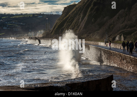 Teignmouth, Devon, Inglaterra. El 21 de diciembre de 2012. Punto Sprey en Teignmouth con un mar agitado y olas. Foto de stock