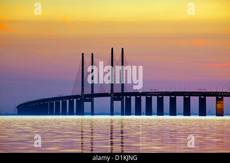 Öresund / Puente de Oresund, ferrocarril y carretera de doble calzada puente-túnel entre Dinamarca y Suecia al atardecer, Escandinavia