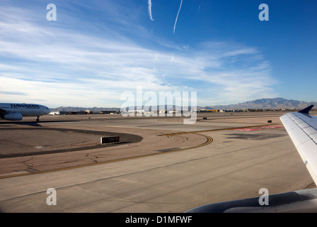 Los aviones en la pista y pista de rodaje a la espera de despegar en el aeropuerto internacional McCarran de Las Vegas Nevada EE.UU Foto de stock