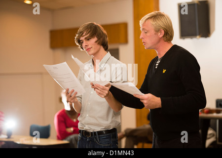 Dos actores aficionados en un 'script' en mano ensayaba lectura del nuevo teatro taller de escritura, REINO UNIDO Foto de stock