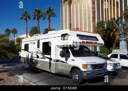 Rv estacionados fuera de Mandalay Bay Hotel y casino Las Vegas Nevada EE.UU. Foto de stock