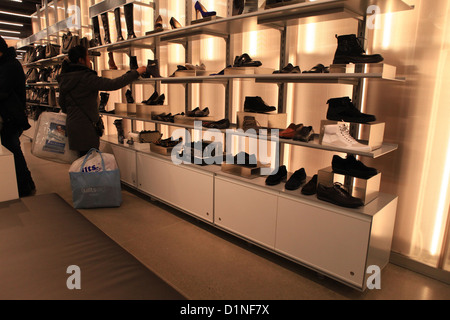 Shopper recogiendo zapatos a la tienda outlet Calvin en Vaughan Mills Mall Toronto, Fotografía de stock - Alamy