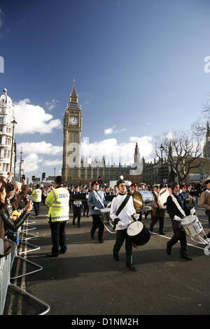 Londres, Reino Unido. 1 ene, 2013. Artistas participan en el Desfile del Día de Año Nuevo en enero 01, 2013 en Londres, Reino Unido. Más de 10.000 artistas representan a 20 países de todo el mundo.