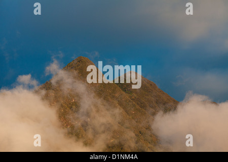 Luz del atardecer en dos picos en el Parque Nacional Volcán Barú, provincia de Chiriquí, República de Panamá.