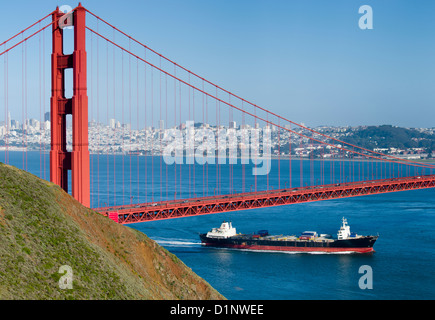 Buque portacontenedores navegando por la bahía de San Francisco, cruzando bajo el puente Golden Gate, San Francisco, California Foto de stock
