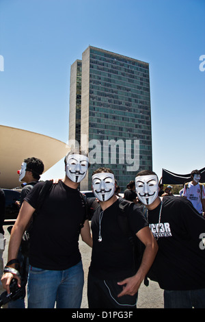 Marcha contra la corrupción - los activistas portando máscaras de Guy Fawkes en calle protesta contra la corrupción en el Gobierno brasileño