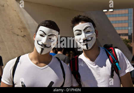 Marcha contra la corrupción - los activistas portando máscaras de Guy Fawkes en calle protesta contra la corrupción en el Gobierno brasileño