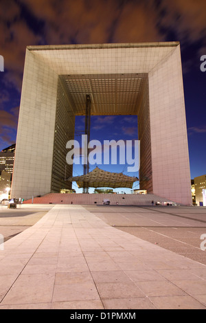 La Grande Arche en París por la noche