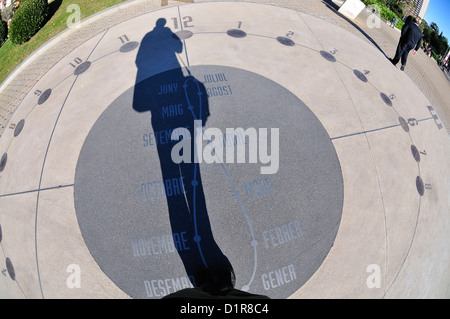 España, Barcelona. El Sundial Analemmatic, Plaza de la Reina María Cristina. (Es11:30, en diciembre de 2003) Foto de stock