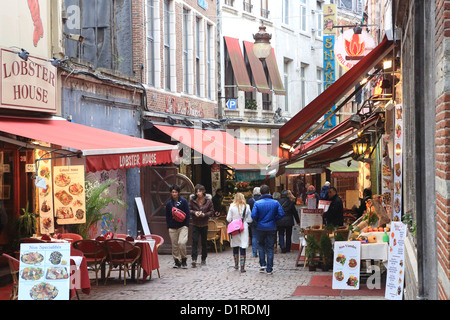 Los turistas caminando por los restaurantes en la Rue des Beenhouwers Straat, en el casco antiguo de la ciudad, Bruselas, Bélgica