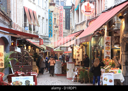 Los turistas caminando por los restaurantes en la Rue des Beenhouwers Straat, en el casco antiguo de la ciudad de Bruselas, Bélgica, Europa