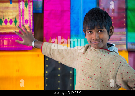Niño Indio en Khan Market, Delhi, India Foto de stock