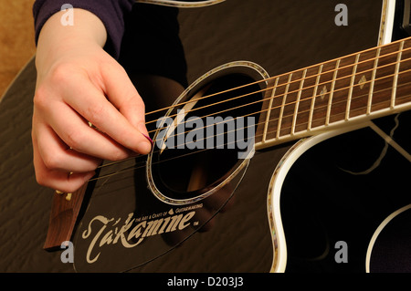 Desierto presente País de origen Guitarra takamine fotografías e imágenes de alta resolución - Alamy