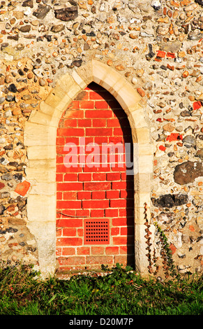 Un bloqueo de la puerta del sacerdote en el presbiterio de la iglesia de San Andrés en Wickhampton, Norfolk, Inglaterra, Reino Unido. Foto de stock