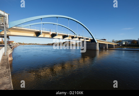 Puente Oderbruecke Frankfurt Oder, Alemania a Slubice Polonia Foto de stock