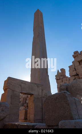 Un antiguo obelisco egipcio en la tarde en el interior del templo de Karnak, Luxor, Egipto Foto de stock