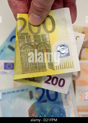 Un banco falsificados cnfiscated nota está retratado en el Banco Federal Alemán en Frankfurt, Alemania, 09 de enero de 2013. En este caso, un "euro" signo es cortada de papel de embalaje impresos de forma similar y se ha quedado atascado en una llamada "ounvenir nota' de Ucrania. El banco federal registró 41.500 falsificaciones de billetes de banco. La mayoría de las veces eran 20 los billetes. Foto: BORIS ROESSLER