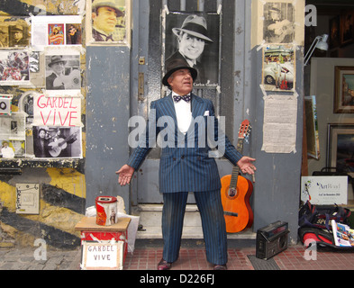 Imitador de Carlos Gardel Gardelito realizar en el barrio de San Telmo, en Buenos Aires, Argentina Foto de stock