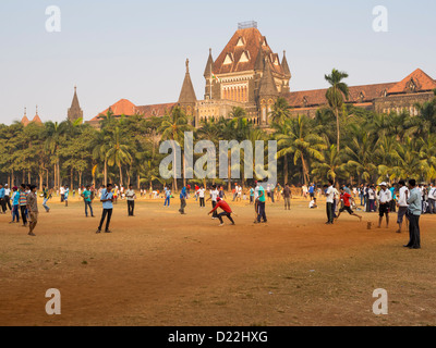 Fin de semana todos los partidos de críquet en el maidan Parque, Mumbai, Bombay, India Foto de stock