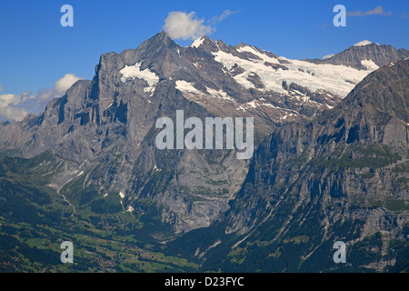 Famoso pueblo de Grindelwald en alpes suizos - punto de partida para recorridos en tren en la región de Jungfrau Foto de stock