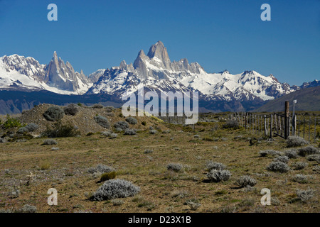 El Cerro Torre, Cerro Fitz Roy, y el rango de Fitz Roy de la Cordillera de Los Andes, Los Glaciares, NP, Patagonia, Argentina Foto de stock