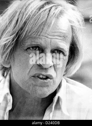 Los archivos de datos (DPA) - El actor alemán Klaus Kinski, fotografiado durante el Festival Internacional de Cine de Cannes, Francia, el 25 de mayo de 1982. Un "enfant terrible" de la industria del cine, su filmografía incluye "Aguirre, der Zorn Gottes' ('Aguirre: La ira de Dios') y 'Nosferatu: Phantom der Nacht' ('Nosferatu el Vampiro"). Kinski nació el 18 de octubre de 1926 en Danzig, Alemania (ahora Gdansk, Polonia) bajo el nombre de Nikolaus Guenther Nakszynski y murió el 23 de noviembre de 1991 en Lagunitas, California de un ataque al corazón. Foto de stock
