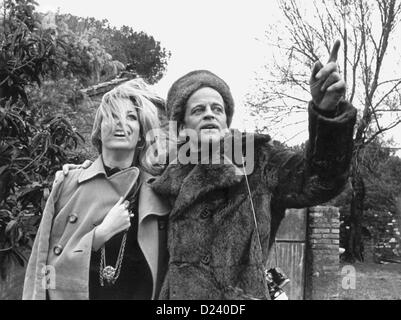 Los archivos de datos (DPA) - El actor alemán Klaus Kinski y la actriz Christiane Krueger foto durante el rodaje de la película de Edgar Wallace "doppia faccia' ('Doble cara'), 1969. Un "enfant terrible" de la industria del cine, las películas de Kinski incluyen "Buddy Buddy", "por unos dólares más', así como 'Aguirre, der Zorn Gottes' ('Aguirre: La ira de Dios') y 'Nosferatu: Phantom der Nacht' ('Nosferatu el Vampiro"). Kinski nació el 18 de octubre de 1926 en Danzig, Alemania (ahora Gdansk, Polonia) bajo el nombre de Nikolaus Guenther Nakszynski y murió el 23 de noviembre de 1991 en Lagunitas, California de un ataque al corazón. Foto de stock