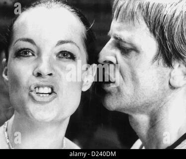 Los archivos de datos (DPA) - El actor alemán Klaus Kinski y la actriz austríaca Romy Schneider en una escena de película de 'L'importante c'est d'aimer' ('La cosa principal es amor'), 1974. Schneider se hizo famosa a la edad de 17 años en el título de rol de la TRILOGÍA 'Sissi' en la década de 1950. Más tarde ella starred en las películas tales como "La piscine' ('La Piscina'/'a los pecadores", 1969) y 'Garde a vue' ('Bajo Sospecha", 1981). Kinski, un "enfant terrible" de la industria del cine, protagonizó películas como "Fitzcarraldo" y "Nosferatu: Phantom der Nacht' ('Nosferatu el Vampiro"). Foto de stock