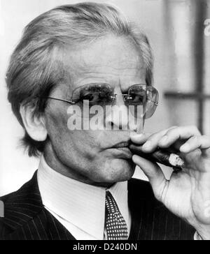 Los archivos de datos (DPA) - El actor alemán Klaus Kinski juega Doctor Hugo Zuccurbrot ('sugarbread') en una escena de película de Billy Wilder, la comedia 'Buddy Buddy', de 1981. Un "enfant terrible" de la industria del cine, las películas de Kinski incluyen 'Aguirre, der Zorn Gottes' ('Aguirre: La ira de Dios') y 'Nosferatu: Phantom der Nacht' ('Nosferatu el Vampiro"). Kinski nació el 18 de octubre de 1926 en Zoppot/Danzig, Alemania (ahora Sopot/Gdansk, Polonia) bajo el nombre de Nikolaus Guenther Nakszynski y murió el 23 de noviembre de 1991 en Lagunitas, California de un ataque al corazón. Foto de stock