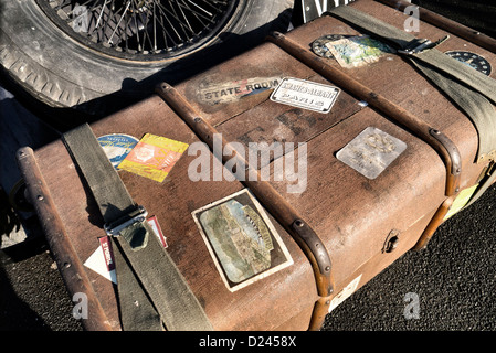 1920 tronco de equipaje en la parte trasera de un coche vintage Foto de stock