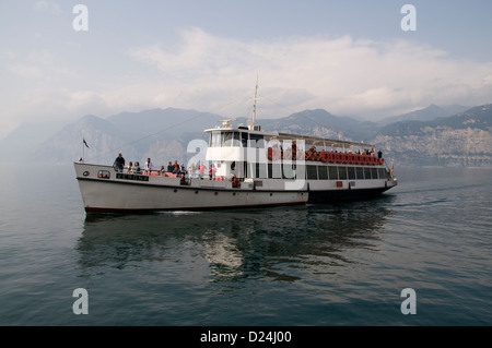 El ferry de pasajeros Verona del Lago de Garda Ferries, llegando a la ciudad medieval de Malcesine en la costa oriental del Lago de Garda en la región del Véneto Foto de stock