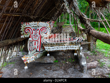 Kula Canoa decorada con conchas, Islas Trobriand, Papua Nueva Guinea Foto de stock