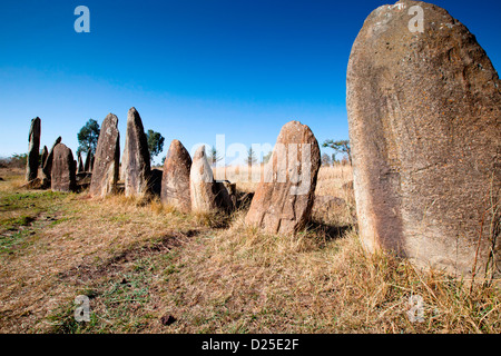 Neolítico estelas grabadas con espadas de pie en un campo cerca de la aldea de Tiya en Etiopía, África.