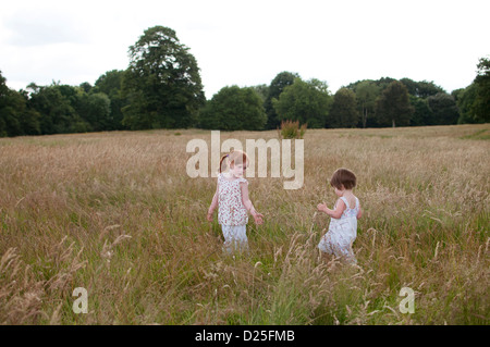 Dos niñas jugando en un campo de verano