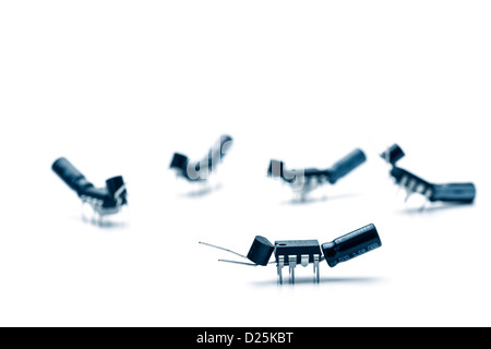 Las hormigas / bugs hechas de microchips y otros componentes electrónicos Foto de stock