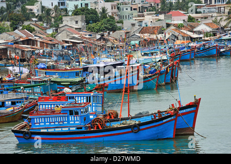 Flota Pesquera en puerto, Nha Trang, Vietnam Foto de stock