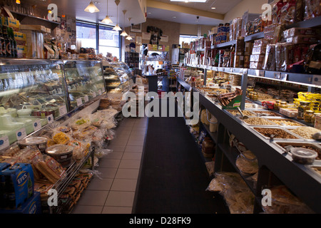 Una delicatessen de Oriente Medio en Watertown, Massachusetts tiene una amplia variedad de productos. Foto de stock