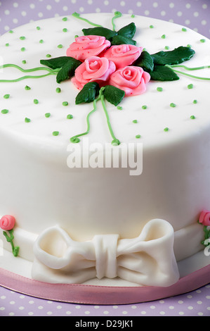 Tarta decorada con rosas y hojas comestibles Fotografía de stock - Alamy