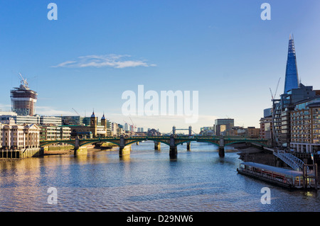 Southwark Bridge sobre el río Támesis y la City de Londres, Inglaterra, Reino Unido - con el Shard