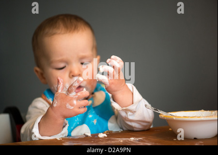 Berlín, Alemania, un niño con Schnute consumir yogur con sus manos Foto de stock
