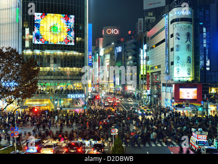 Los peatones en el cruce Shibuya de Tokio, Japón. Foto de stock