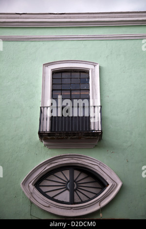 Ventana con forma de ojo y balcón en Puebla - México Foto de stock