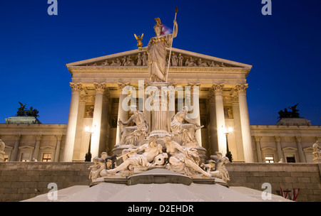 Viena - Pallas Athena fountain y el Parlamento en la noche de invierno Foto de stock
