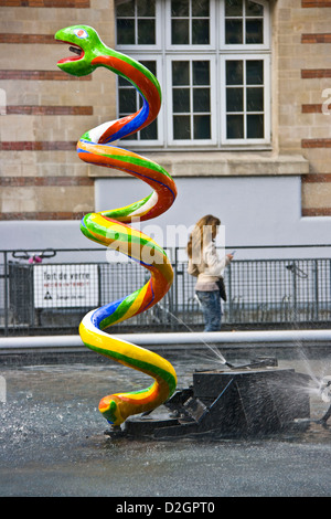 La escultura Serpiente Fuente Stravinsky lugar Stravinsky París Francia Europa Foto de stock