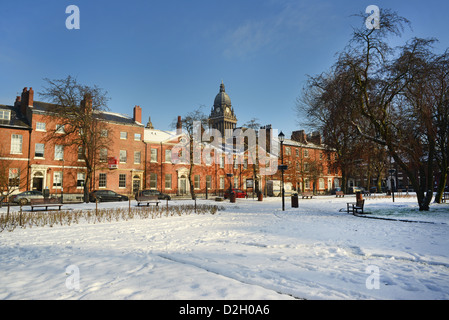 Mirando desde el Park Plaza en la nieve del invierno a Leeds ayuntamiento construido en 1858 diseñado por cuthbert brodrick leeds yorkshire uk Foto de stock