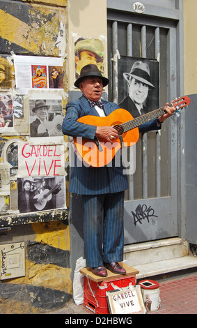 Retrato de la calle músico callejero GARDELITO, un imitador de Carlos Gardel, en el distrito de antigüedades de San Telmo, Buenos Aires, Argentina. Foto de stock