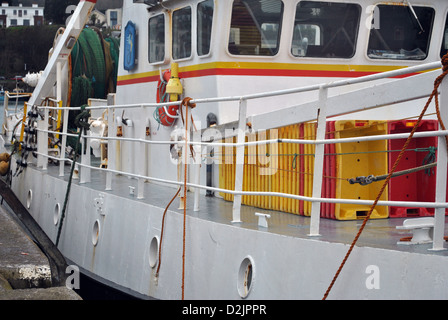 Pesca de arrastre atracó en el puerto de Howth dubllin Irlanda Foto de stock