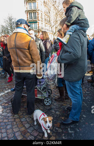 París, Francia. LGTB Francesa Protesta de la Familia Gay con Perro Pequeño, marchando en pro de la Demostración Matrimonial Gay, Escena callejera, pareja gay con niños, hombres de pie por detrás Foto de stock