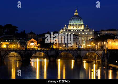 Italia, Roma, el río Tíber, el puente de Sant'Angelo y la basílica de San Pedro por la noche Foto de stock